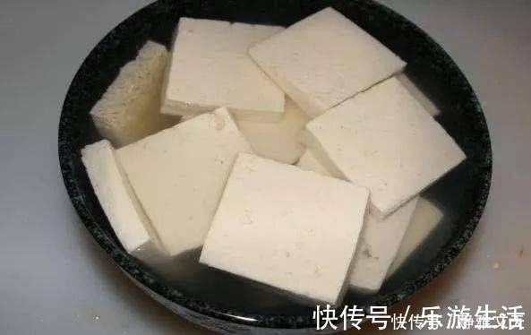 煎豆腐时,不要直接放油煎,巧用这一妙招,豆腐才外酥里嫩不油腻