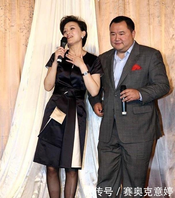 端庄|杨澜携老公活动秀恩爱,穿黑色连衣裙配丝袜端庄优雅,气质好高级