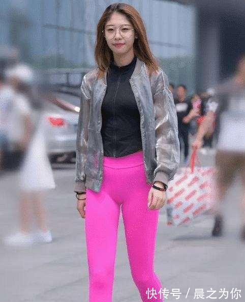 小跟鞋 瑜伽裤透出姑娘微甜的气息,大长腿显露无遗,悠闲惬意