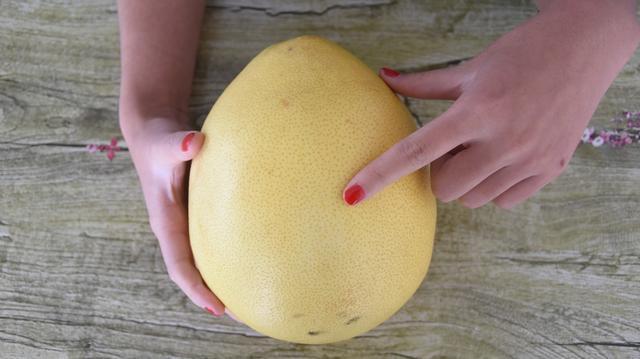 柚子|柚子是要买尖的还是买圆的很多人不清楚,难怪买又酸又苦!