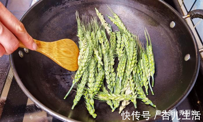核桃|把麦穗放进锅里炒一炒,瞬间变美食,第一次见这种做法,长见识了