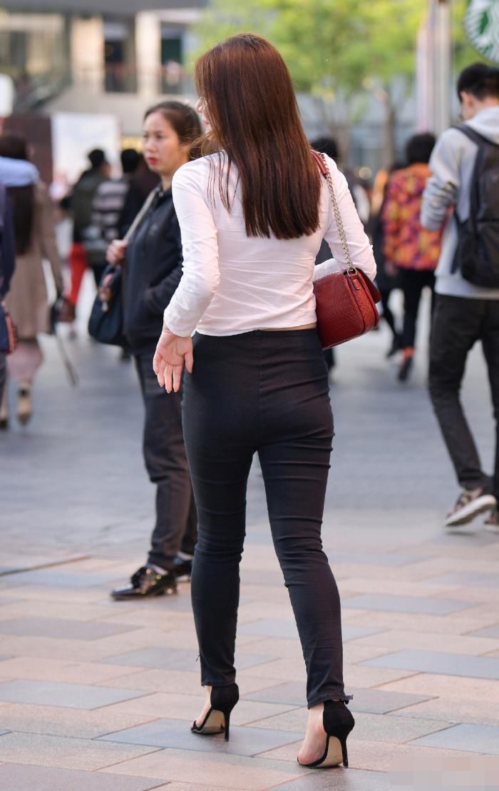 简单的一朵牡丹花,把小姐姐的优雅气质完美勾勒出来