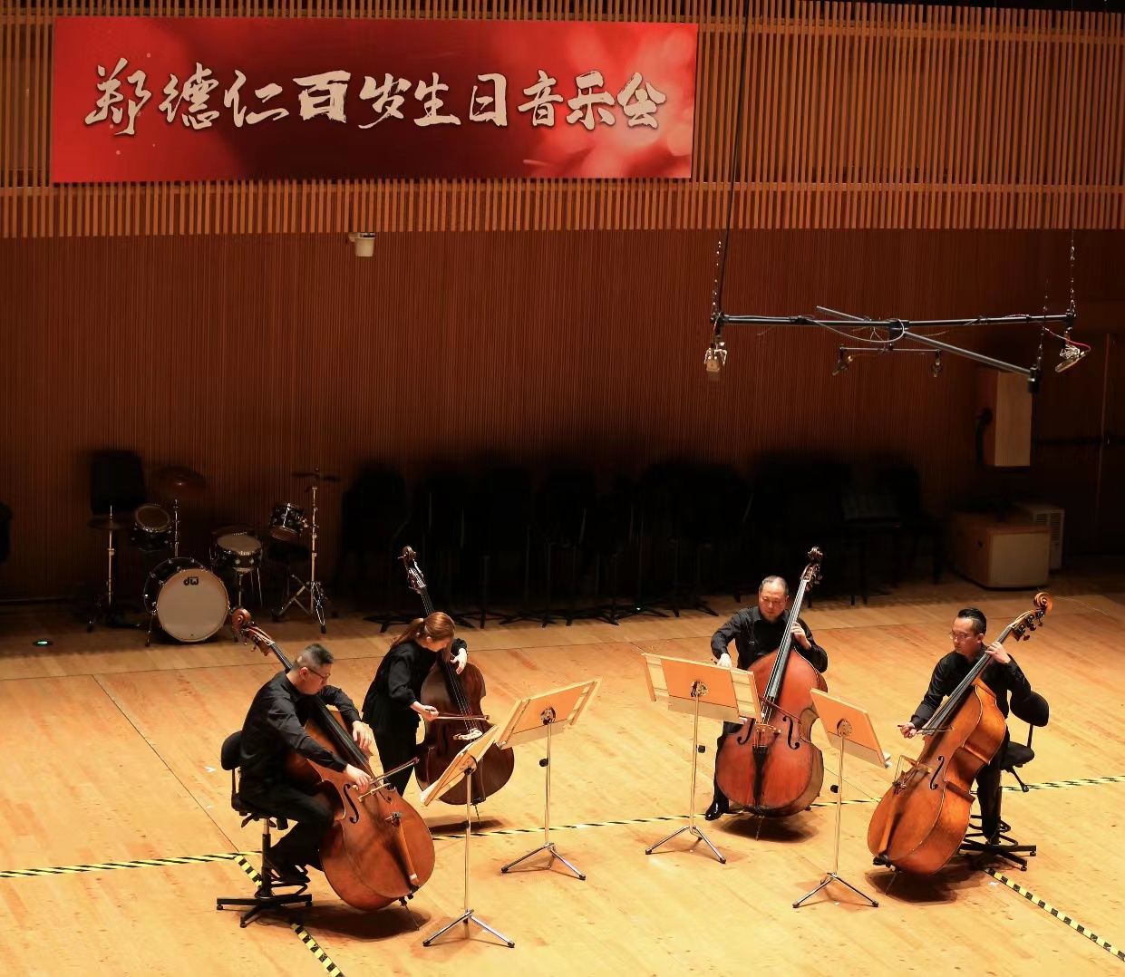 上海交响乐团|“斜杠艺术家”郑德仁迎百岁生日：演奏、教学、创作、玩爵士、指挥皆开花