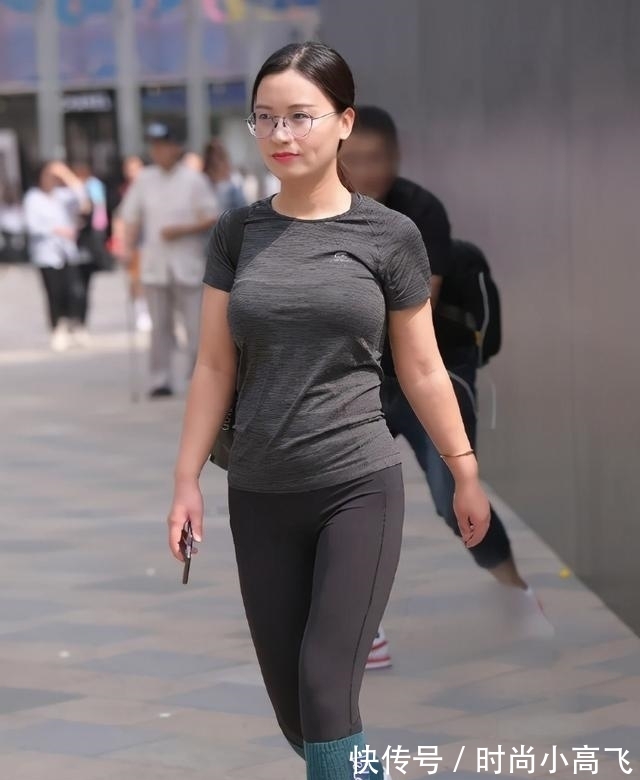 气质|黑色修身上衣搭配黑色打底裤,展现出温柔气质,休闲感十足