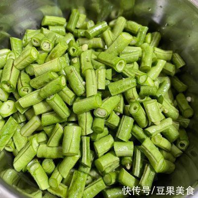 腊肉|好吃的腊肉豆角焖饭,是不是很有食欲呀