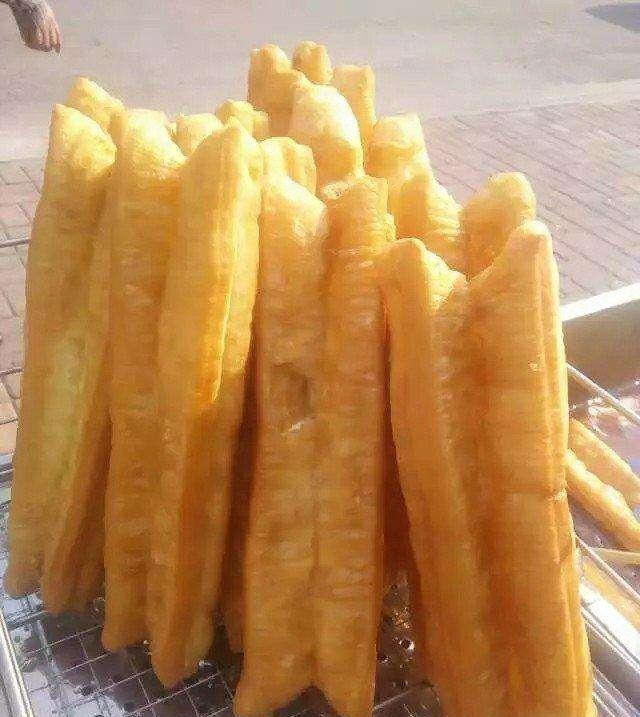 油条|做油条2个鸡蛋,一碗面,开水一烫,不用发面,超级快