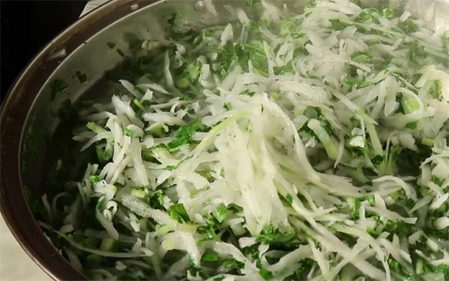 教你在家腌酸菜，不用加盐，7天就能吃，保存一冬天都不会坏