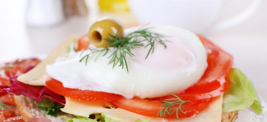 水煮荷包蛋,被直接开水下锅,牢记3个小技巧,圆润好看不散花