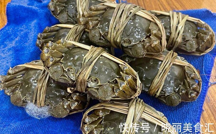 蒸大闸蟹时,最忌直接上锅蒸,多加一步,螃蟹鲜嫩入味不流黄