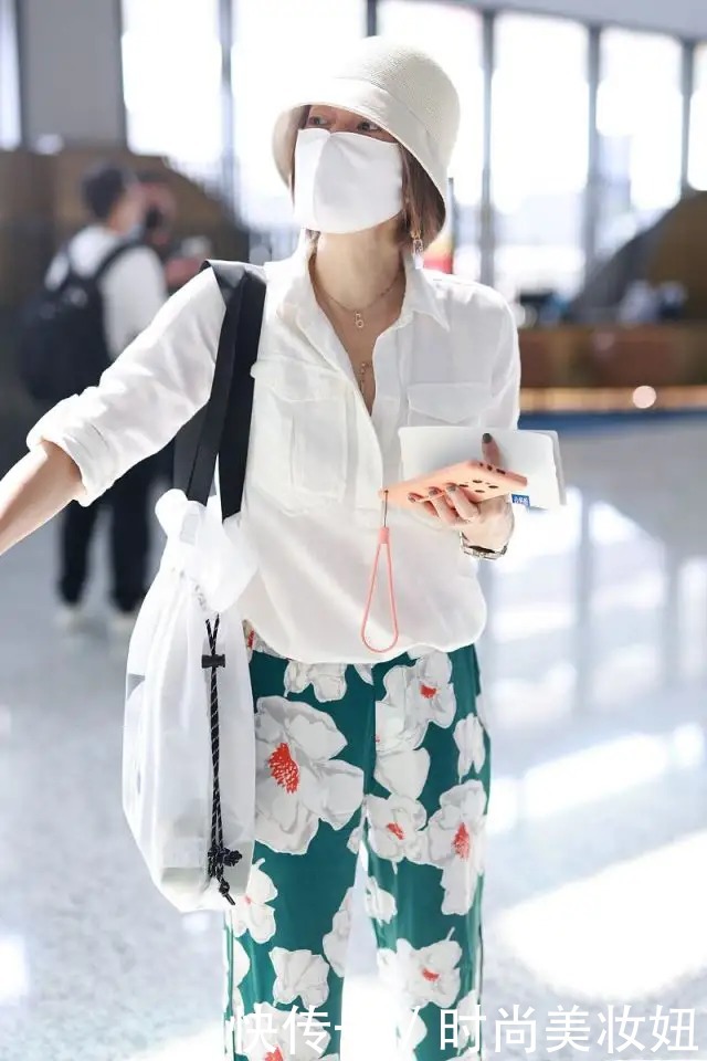 马伊琍|马伊琍穿衣品味真好，穿抹胸衣配喇叭裤比例太完美，气质好高级