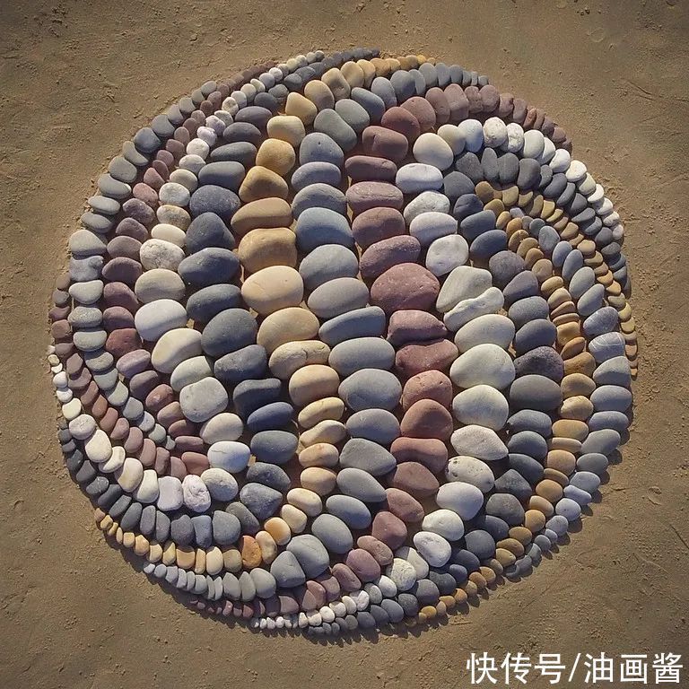 陆地|堆石头的艺术家又来了,最新作品艺术感更强,治愈强迫症