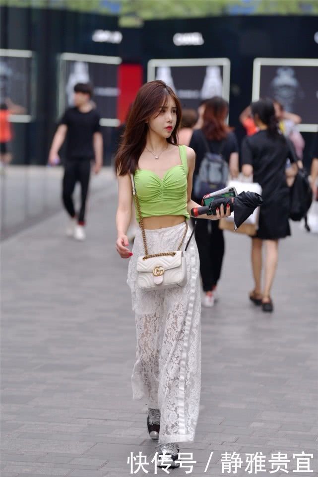 小姐姐|街拍:成熟知性的姐姐,职业范的连衣裙搭配高跟鞋也是很有气质呢