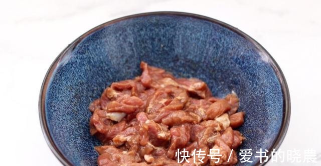 秘制|秘制双椒爆肉丝，孜然味满当当，下饭下酒又营养丰富！