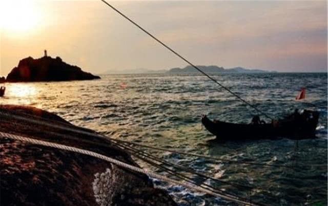 士兵|士兵在海岛经常发现古代钱币，考古专家研究，这里存在一个海底世界