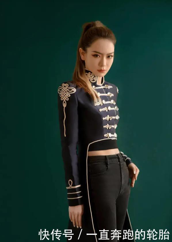 款式比较简|戚薇为显腿长,大胆拿“树叶”当鞋穿,不料秀出漫画腿