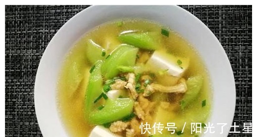 丝瓜|夏天丝瓜最好吃的吃法，鲜嫩爽滑，连吃几天也不腻，清热解暑！