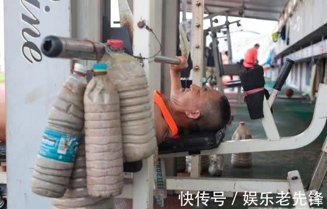 半岛|半岛聚焦丨夏日热练!弘诚体育场日均迎客七千,有人专门开车来运动