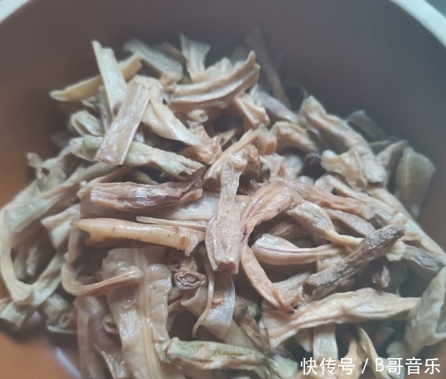 腊肉蒸干豆角,香喷喷的,最下饭