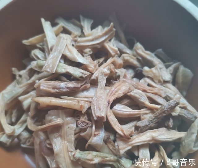  腊肉蒸干豆角，香喷喷的，最下饭