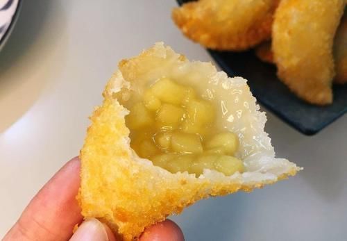 面包糠|剩下的饺子皮别扔了,简单一做,酥到掉渣,简单营养又美味