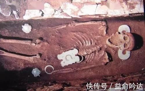 天鼋#大秦赋:秦始皇为什么要穿黑袍?与《山海经》神兽有关!