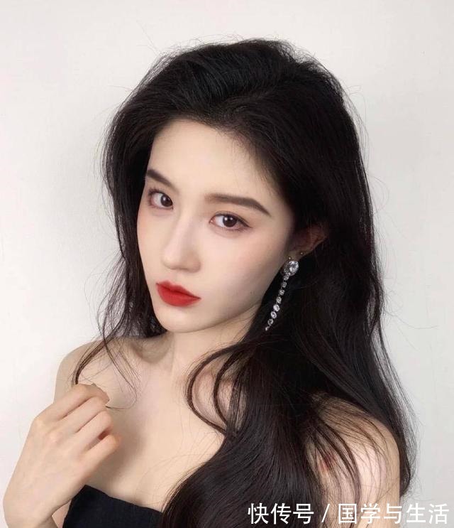 护肤品 日常护肤,不能盲目对肌肤进行“大补”,按照常规步骤就可以!