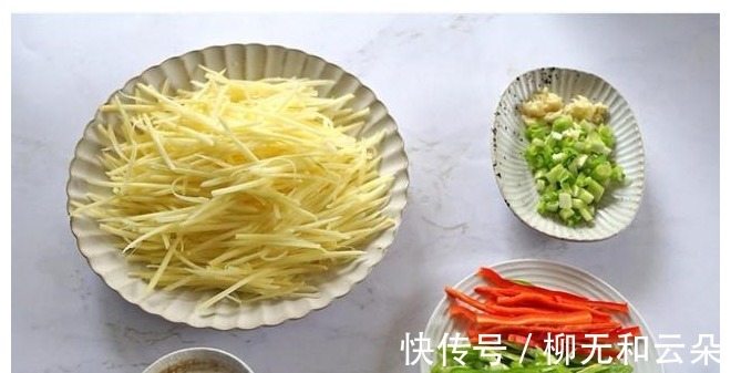 青椒土豆丝|炒土豆丝别直接下锅,大厨教你多做这2步,香脆入味一上桌就吃光!