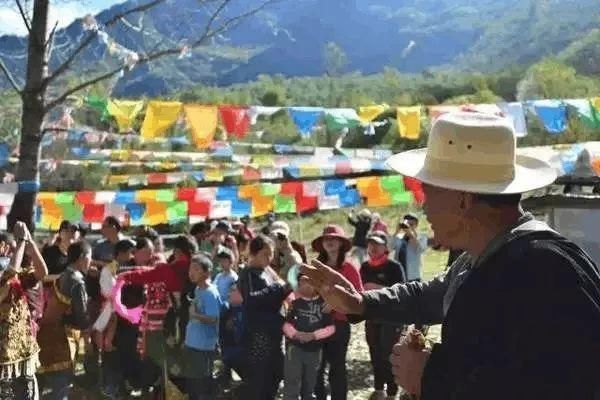  当地|前往海拔最高的乡村，返乡青年把当地小学变成了森林艺术馆