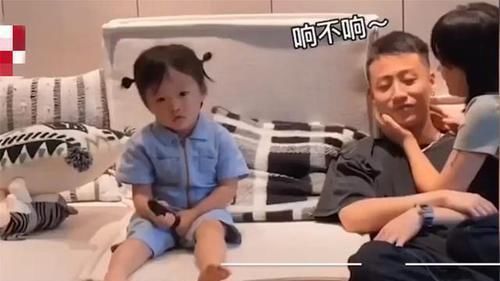 孩子|爸妈秀恩爱，亲脸蛋问“响不响”，萌娃的反应堪称“神补刀”
