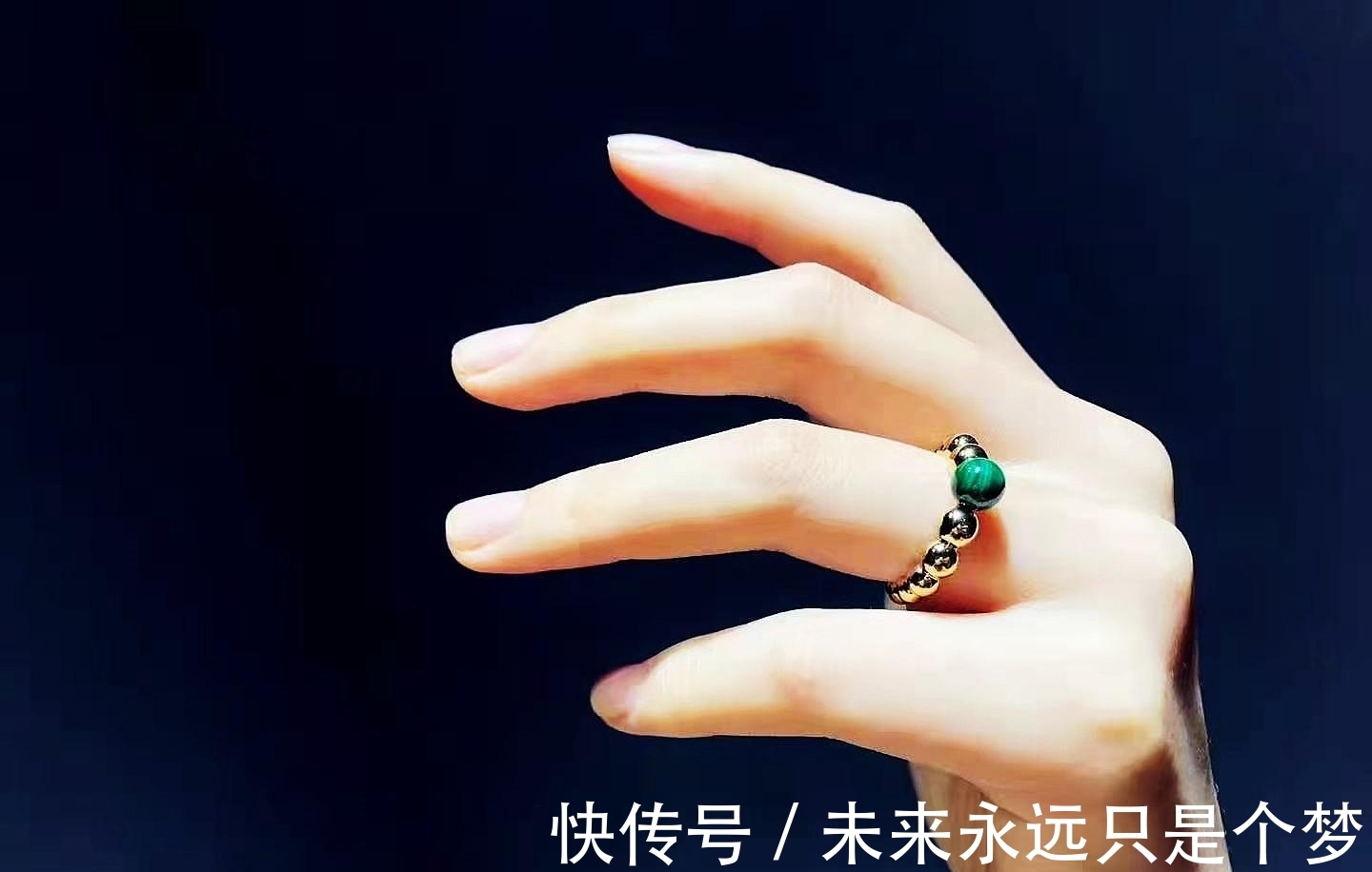 手链|戒指与手链巧妙搭配,叠戴与复古的珠宝工艺,让你体会不平凡