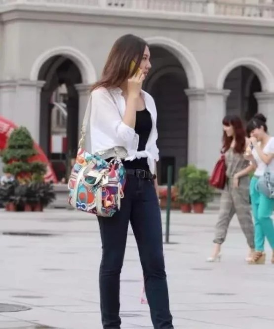 街拍：月貌花容的美女，吊带上衣配牛仔短裤，时尚清爽气质范