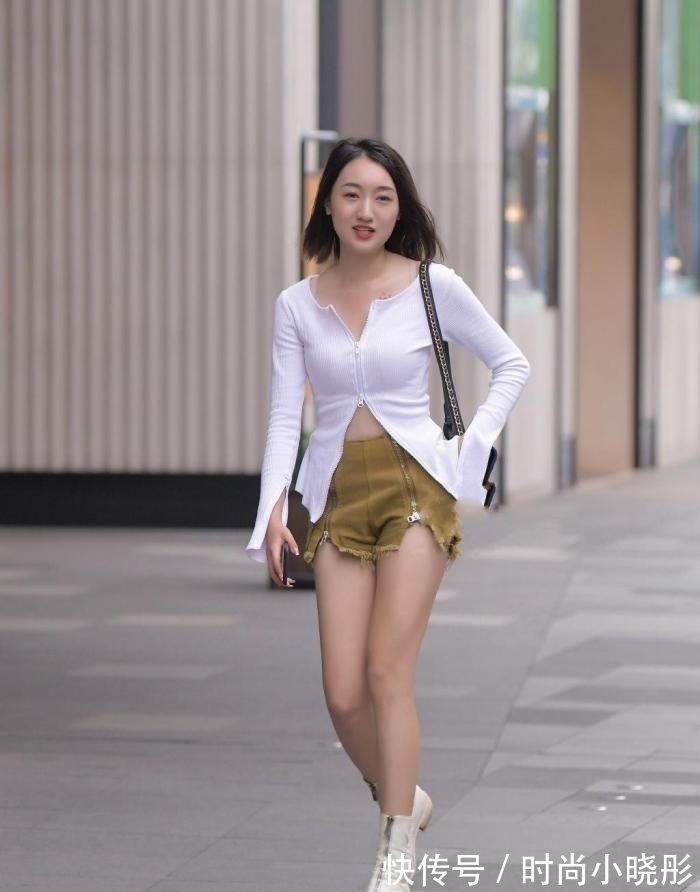 小姐姐 嫂子穿衣太省了,上衣拉链装裤子上,这下可能“凉快”了