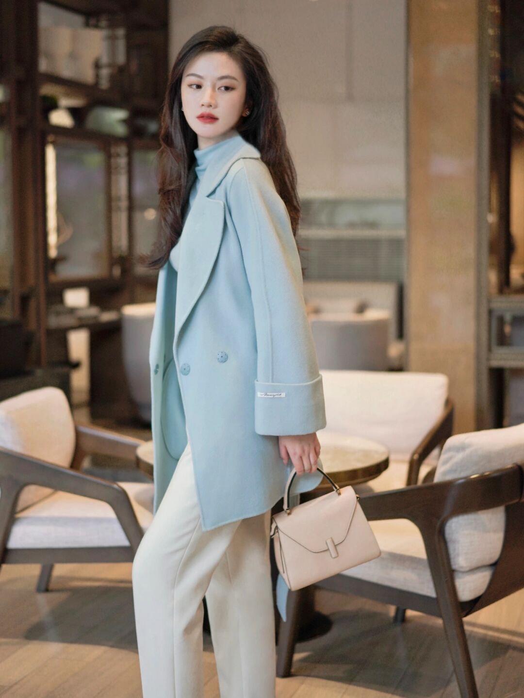 大衣|冬天就要穿得保暖还好看,蓝绿色大衣+白色西装裤,知性又优雅!