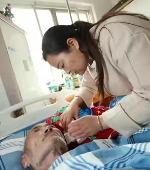 好人|30多年前,两个老光棍兄弟收下一位几个月大的女婴,如今得到了报答