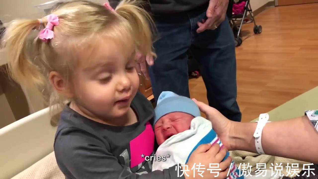 小宝宝|姐姐被妹妹突然的哭声吓到,下意识将妹妹扔掉,还好有惊无险