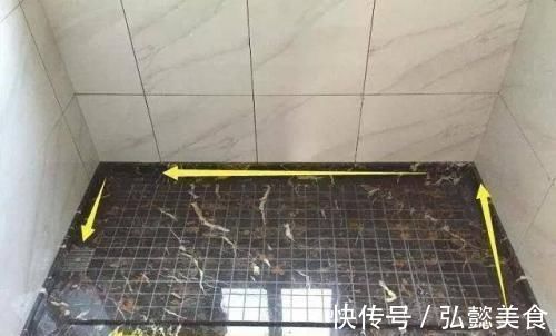 装修风格|卫生间地面不要再贴瓷砖了,头一次见这种设计,排水速度快10倍