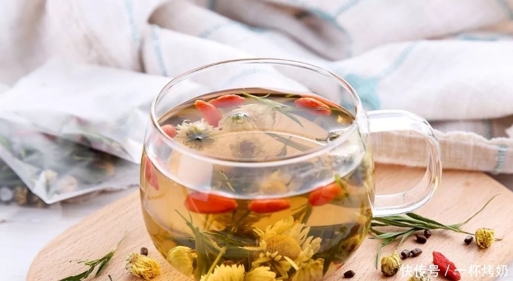 菊花和此物一起泡,每天一杯,双眼明亮,告别失眠,谁喝谁健康