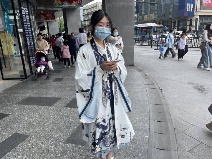 店家|“宇宙中心曹县”带火了汉服？杭州有店家五一被“搬空”