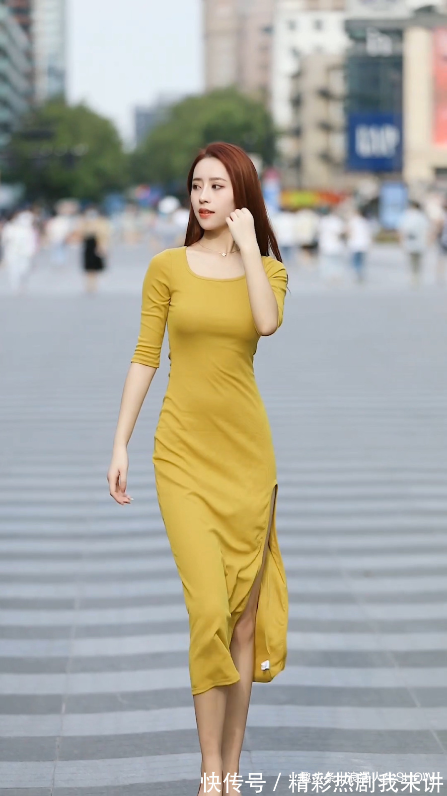 连衣裙 姜黄色连衣裙搭配棕色平底鞋,简单优雅,魅力十足