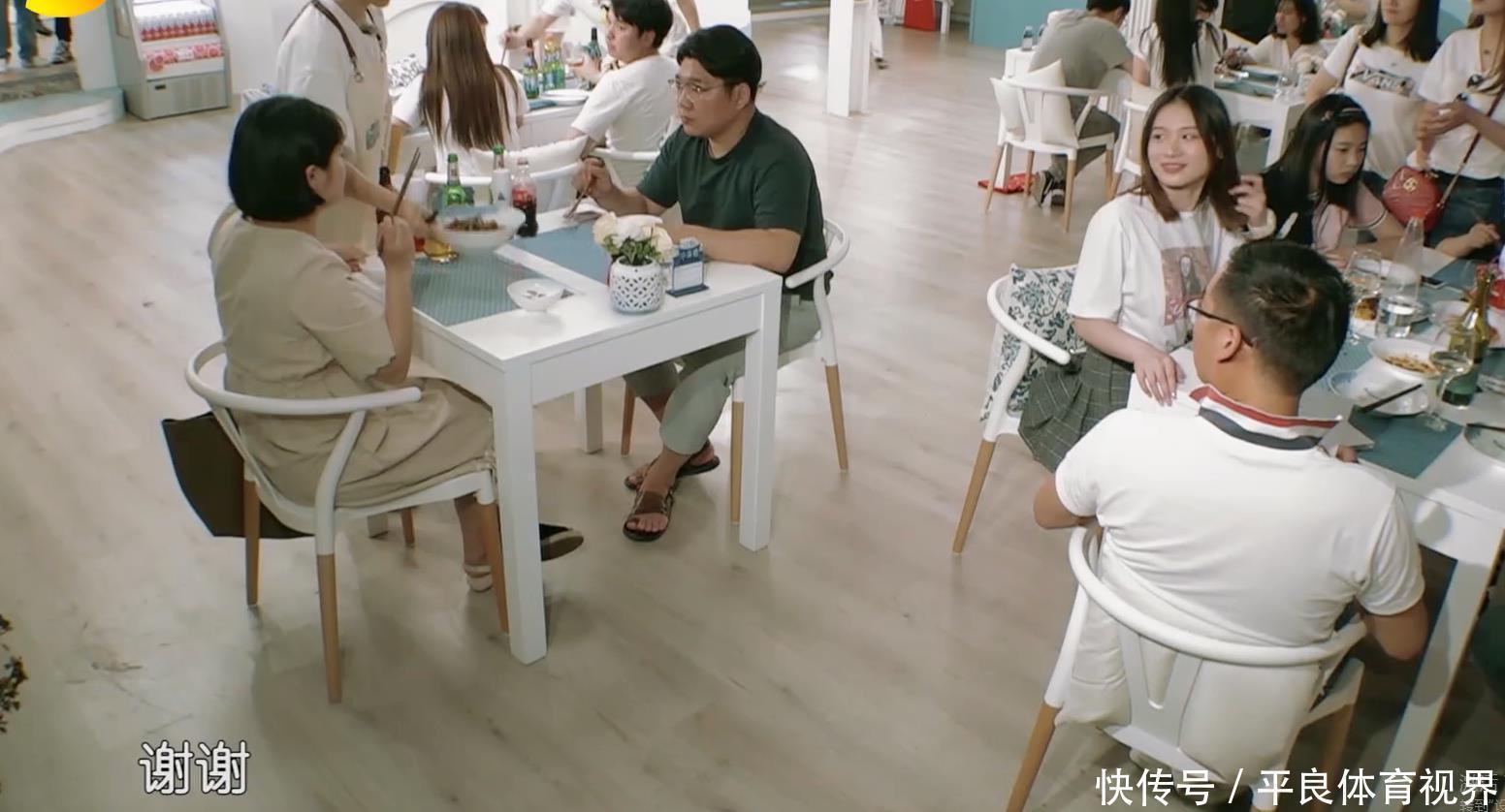 服务员|《中餐厅》再引争议,看到服务员上菜的方式,网友好恶心!