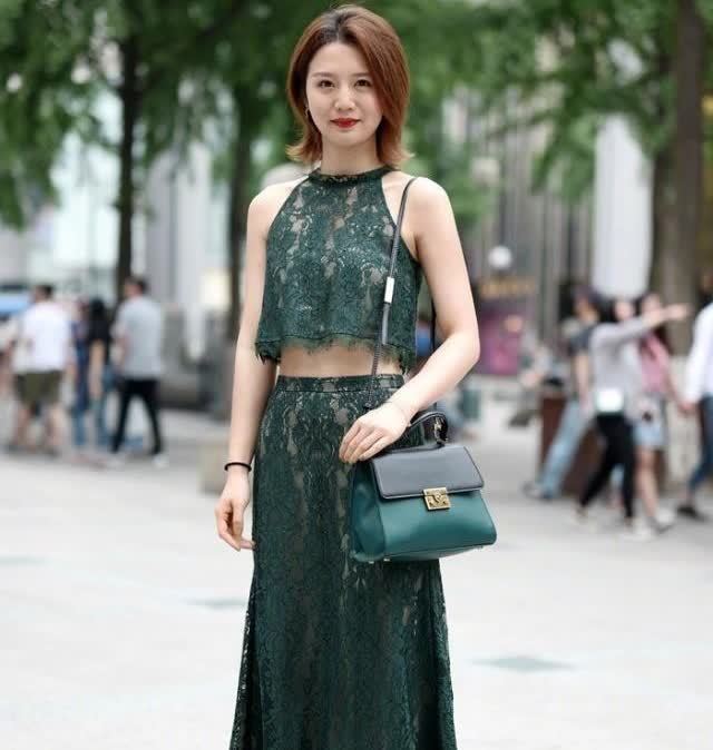 街拍挂脖吊带裙装尽显傲人身姿,笑容甜美可爱,小姐姐美极了