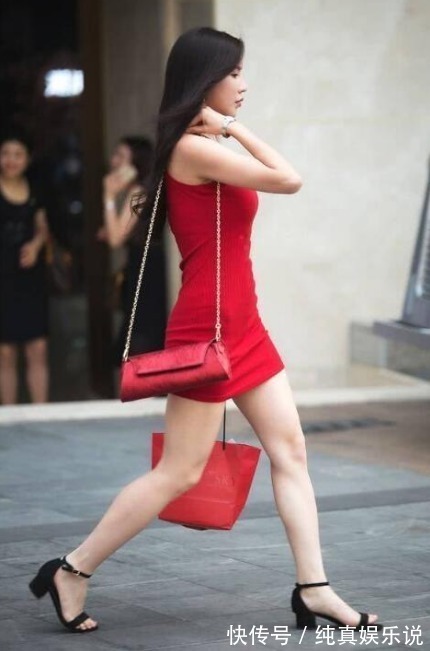防晒霜|美女街拍:红色连衣裙搭配黑色凉鞋,气质优雅,青春减龄
