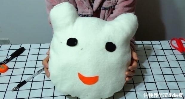 抱枕|家里不穿的废旧衣服不要扔，照着锅盖剪一剪，超市的要卖一两百！