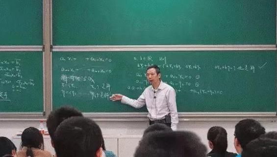 大学生|有种差距叫南大学子，杨振宁演讲人头攒动，顶流明星拍戏无人问津