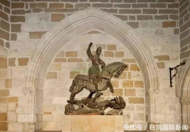 惨遭|画风奇特!西班牙古雕像惨遭遭毁容式修复