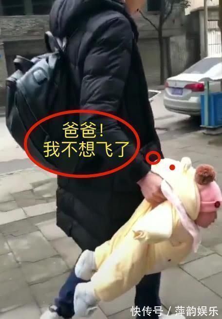 小姨夫|“大力士”小姨火了,一手遛狗一手拎娃,网友:想当小姨夫