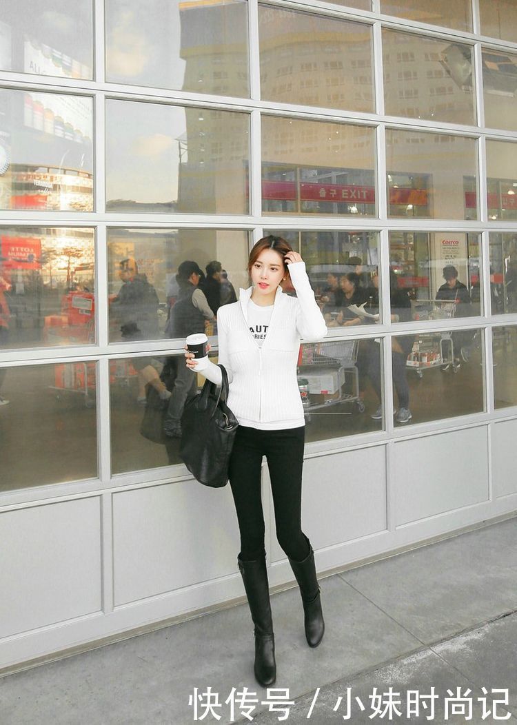 街拍美女: 白色上衣搭配黑色裤子, 打造白黑色CP