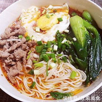 辣椒油|鸡蛋肉丝青菜面，踏实而温暖的家常味道