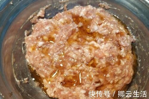 饺子馅想要鲜流油流汁？有人加鸡蛋，有人加油，其实都不全面