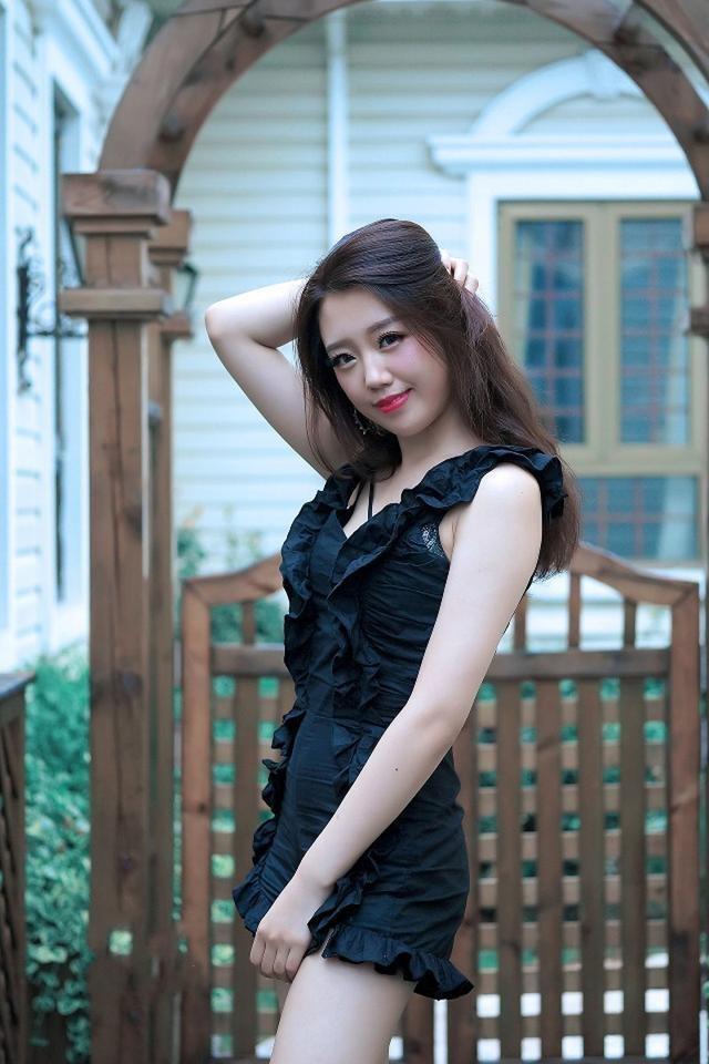 穿搭真|街拍:穿黑色蕾丝裙的美女,成熟有韵味,撩发的姿势洒脱大气